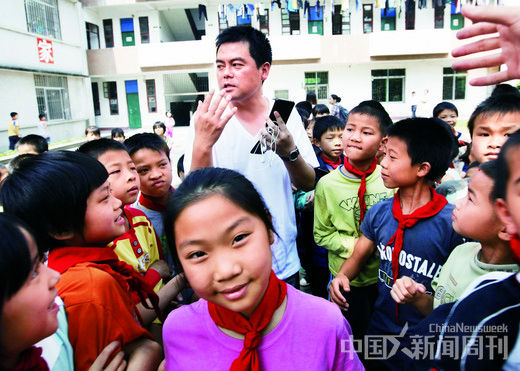 邓飞和广东清远小三江镇中心小学的孩子们在一起。 图/ 受访者提供