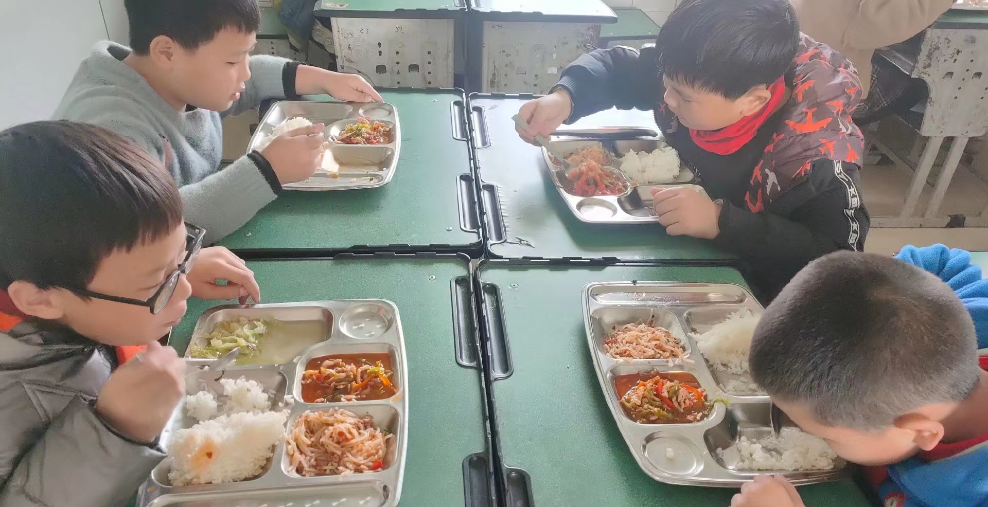 4、吃饭的孩子们.jpg