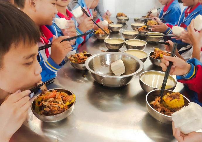 2、西堂子小学的孩子们在吃饭.jpg