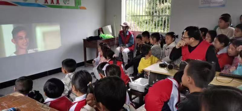 8、孩子们观看微电影《不离》.jpg